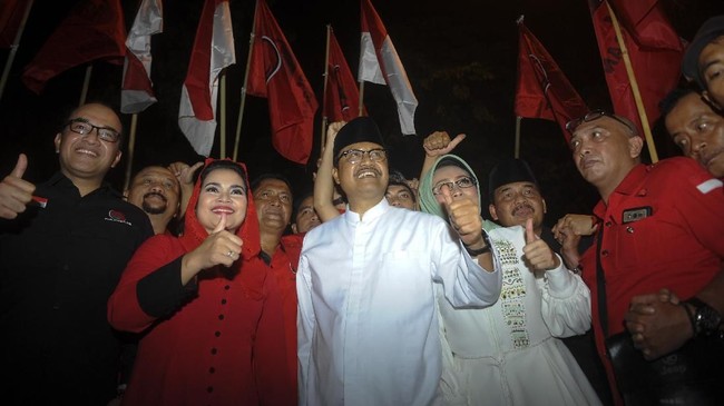 Calon gubernur Jawa Timur punya cara unik sebelum mengambil nomor urut. Gus Ipul-Puti memilih naik mikrolet sedangkan Khofifah-Emil syukuran memotong tumpeng.