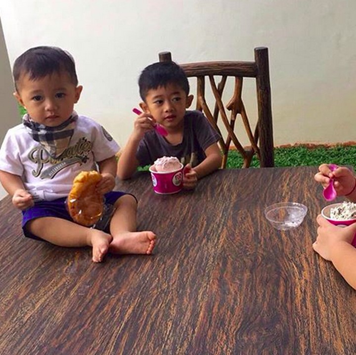 <p>Wah, pada serius sama es krim masing-masing ya? He-he-he. (Foto: Instagram/ @aniyudhoyono)  </p>