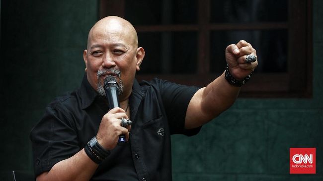 Indro Warkop lega akhirnya dapat menerima vaksin Covid-19 akhirnya dapat terwujud meski sebelumnya sempat ditolak karena punya rekam jejak penyakit jantung.