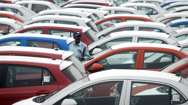 Gaikindo menargetkan penjualan kendaraan bermotor di tahun 2018 sebanyak 1,1 juta unit, tumbuh flat dibandingkan penjualan tahun lalu 1,07 juta unit.