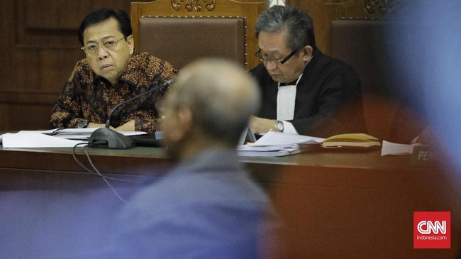 Setnov sejak awal mempermasalahkan hilangnya nama-nama penikmat uang e-KTP, seperti Ganjar Pranowo, Olly Dondokambey, dan Yasonna H Laoly.