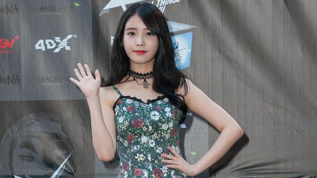 IU menyanyikan lagu untuk Jonghyun SHINee di atas panggung dalam konser perayaan 10 tahun kariernya, di Singapura, Sabtu (15/12).