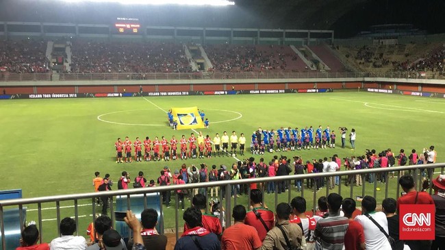 Indonesia Selection tertinggal 0-1 dari Islandia di babak pertama. Islandia tampil apik dan sukses mendominasi permainan di babak pertama.