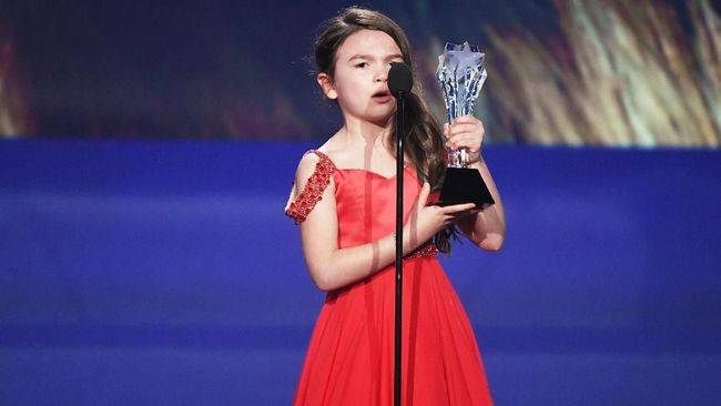 Bagi aktris cilik Brooklynn Prince, menang Critics' Choice Awards berarti mentraktir es krim kepada seluruh undangan yang hadir di ajang itu.