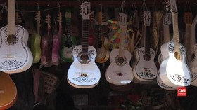 VIDEO: Cerita Kewalahan Perajin Gitar 'Coco' di Meksiko