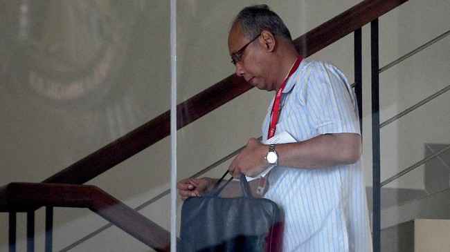 Tiga dokter yang diajukan sebagai saksi oleh dokter Bimanesh Sutarjo, menolak untuk bersaksi dan tak memenuhi panggilan KPK.