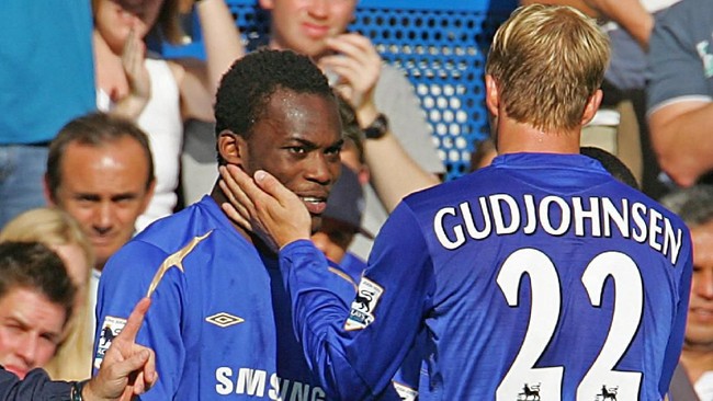 Mantan striker Chelsea Eidur Gudjohnsen menjawab dengan malu-malu ketika ditanya kemungkinan mengikuti jejak Michael Essien bergabung dengan Persib Bandung.