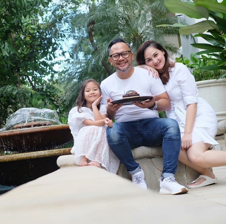 <p>Mona Ratuliu dan sang suami emang terkenal karena gaya parentingnya yang keren, Bun. (Foto: Instagram/monaratuliu)</p>