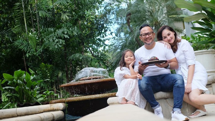 Olahraga Jadi Syarat Mona Ratuliu untuk Anak Sebelum Main Gadget Mona Ratuliu punya syarat yang simpel sebelum anak-anaknya yakni olahraga.