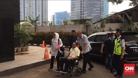 Saat Dokter Bimanesh Dorong Kursi Roda Pengacaranya di KPK