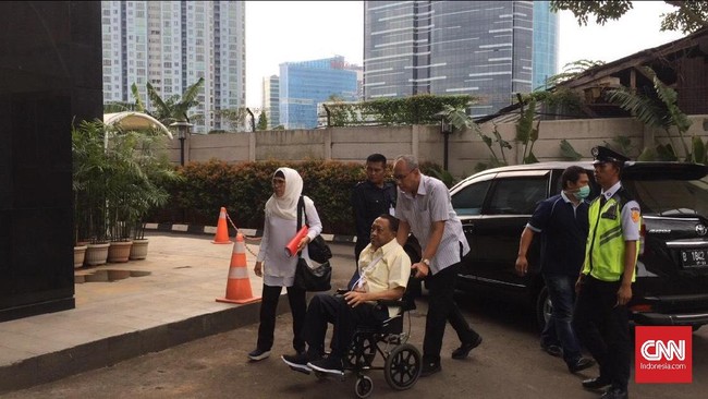 Dokter RS Medika Permata Hijau Jakarta Bimanesh Sutarjo memenuhi panggilan KPK dengan didampingi kuasa hukumnya, Ahyar yang menggunakan kursi roda.