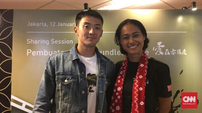 Aktor China Shen Hao menemukan cara makan yang berbeda dari kebiasaannya di China. Alih-alih menggunakan sumpit, ia makan dengan menjumput makanan pakai tangan.