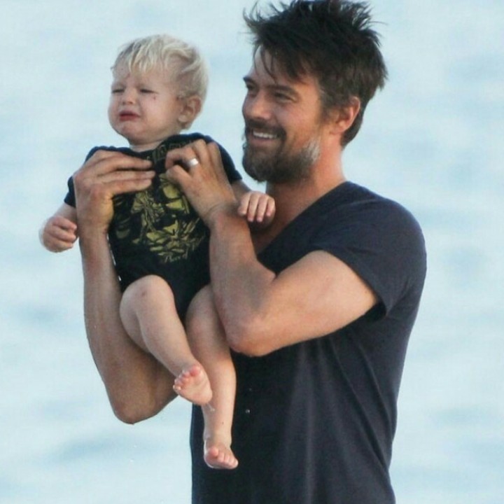 <p>Throwback saat bersama ayah dan nangis ketakutan karena ombak di pantai. (Foto: Instagram @josh_fergie_axljack_love)  </p>