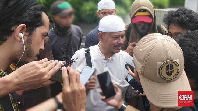 Kuasa hukum Slamet yang datang menemui tim penyidik mengatakan bahwa kliennya dalam kondisi sakit flu dan tensi tinggi sehingga minta pemeriksaan diundur.