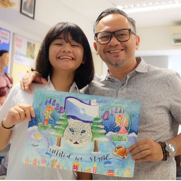 <p>Ini ketika di sekolah Syafa mengadakan presentasi dan kedua orang tuanya harus hadir. Seru ya, Bun. (Foto: Instagram/monaratuliu)</p>