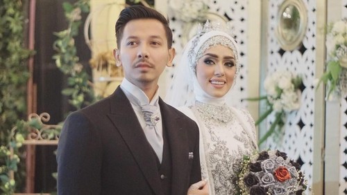 Ngidam Pecel Lele Lamongan, Fairuz A Rafiq Makan di Warung Tenda Pakai Gaun Ngidam Pecel Lele Lamongan, Fairuz A Rafiq Makan di Warung Tenda Pakai Gaun
