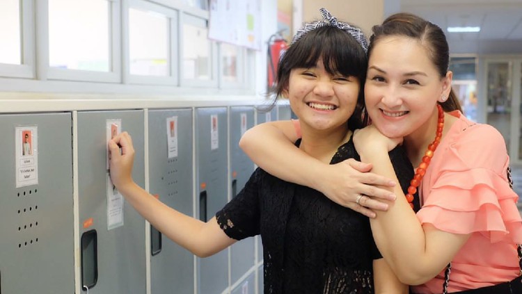 Cerita Anak Mona Ratuliu Saat Berusaha Lepas dari Gadget Anak pertama Mona Ratuliu sempat lengket banget sama gadget. Tapi akhirnya dia berhasil melepaskan diri dari gadgetnya.