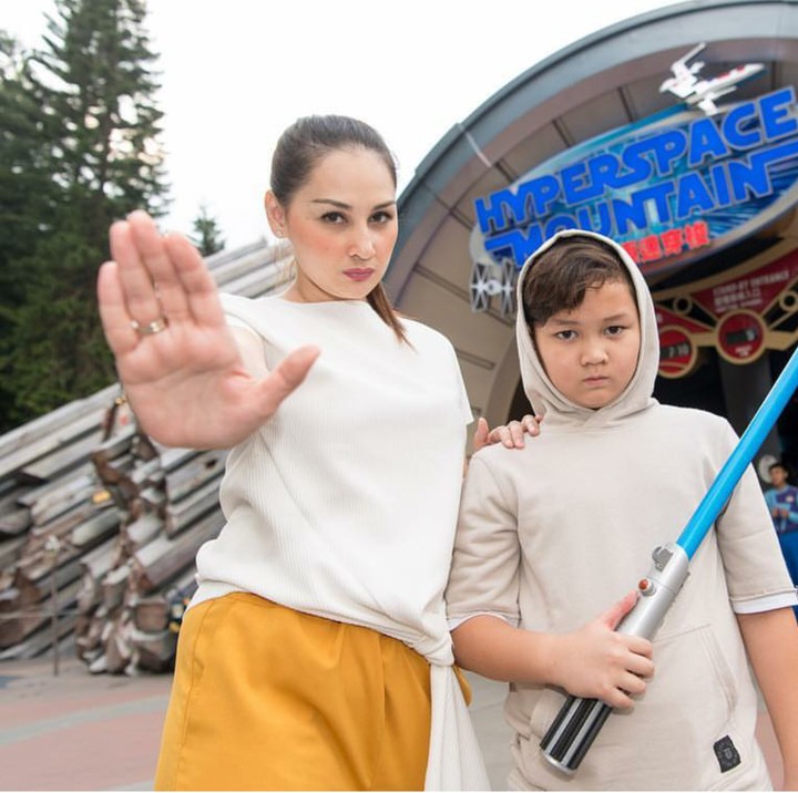 <p>Pose Mona Ratuliu bersama sang anak kedua, Barata. Pose yang anti-mainstream. (Foto: Instagram/monaratuliu)</p>