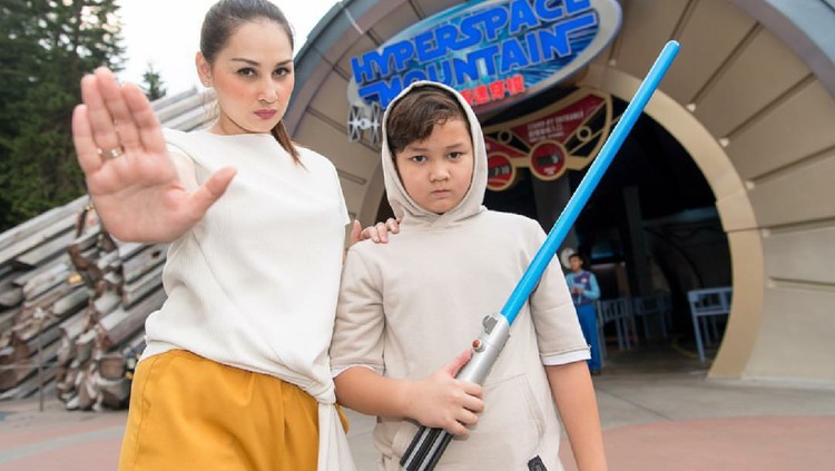 Sebagai orang tua, Mona Ratuliu merasa perlu menyaring konten di gadget yang dilihat sang anak. Apa cara yang dilakukan Mona?