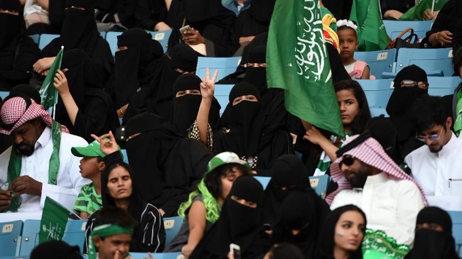 Pertama kalinya, wanita Saudi boleh menonton sepak bola di stadion. Pertandingan pertama Liga Premier Arab Saudi di Jeddah, Jumat (12/1).