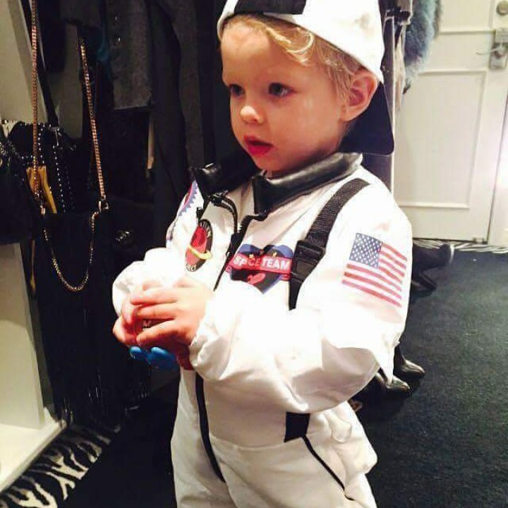 <p>Jadi astronot cilik nih. Menggemaskan banget sih kamu, Axl. (Foto: Instagram @josh_fergie_axljack_love)</p>