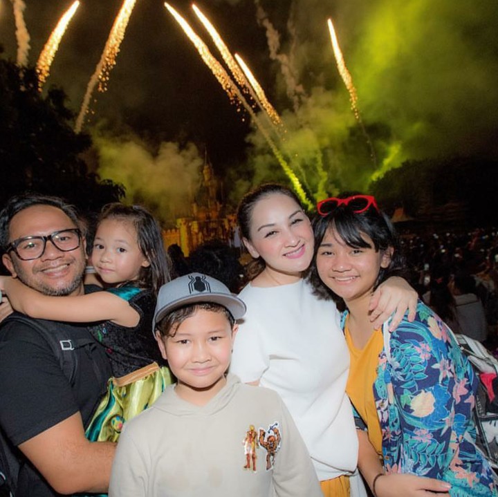 <p>Wah, nggak heran anak-anak dekat banget sama orang tuanya ya. (Foto: Instagram/monaratuliu)</p>