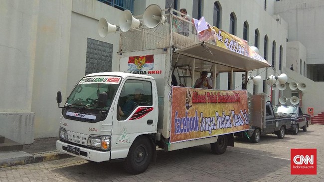 Massa akan menggelar long march ke kantor Facebook usai salat jumat berjamaah di Masjid Al Azhar. Mereka mengecam aksi pemblokiran pada akun ormas Islam.