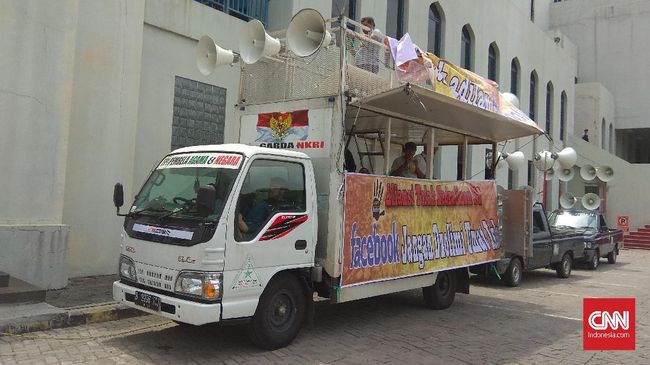 Massa Aksi 121 Tolak Facebook Berkumpul di Masjid Al Azhar Massa akan menggelar long march ke kantor Facebook usai salat jumat berjamaah di Masjid Al Azhar. Mereka mengecam aksi pemblokiran pada akun ormas Islam.