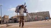 NYALANG: Menangkap Momentum di Pembuluh Waktu Mulai dari perayaan hari militer, hari tanpa celana, hingga perayaan akil baligh ditampilkan dalam foto-foto unik pilihan CNNIndonesia.com pekan ini.
