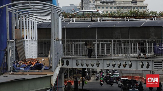 Pemprov DKI merevitalisasi 12 JPO dengan memasang sejumlah fasilitas mewah, mulai dari wifi sampai lift. Total anggaran untuk 3 JPO mencapai Rp56 miliar.