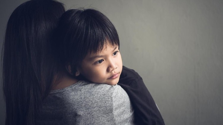 Saat orang tua bercerai, anak bisa jadi membenci ayah atau ibunya. Kenapa bisa begini ya?