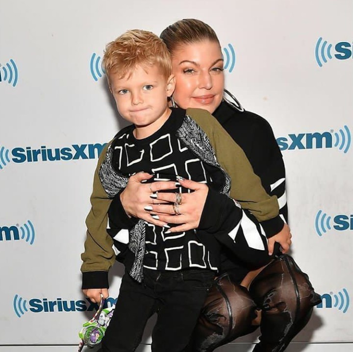 <p>Dipeluk sang bunda di sebuah acara. Sweet! (Foto: Instagram @josh_fergie_axljack_love)</p>
