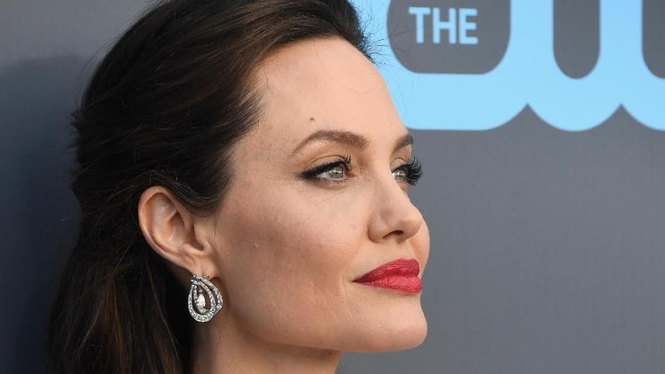 Pesan Menyentuh Angelina Jolie untuk Putrinya Ibu enam anak, Angelina Jolie punya pesan untuk tiga anak perempuannya nih, Bun.