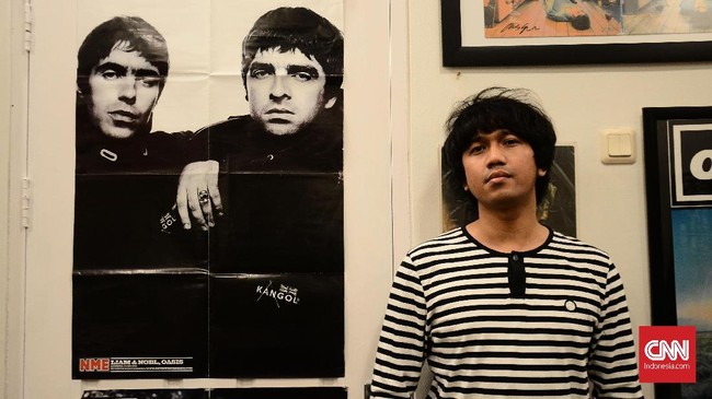 Ilham Priananda sudah belasan tahun berburu barang-barang berbau Oasis, dari sekadar album sampai gitar dan sepatu personelnya. Ia tak sungkan mengejar mereka.
