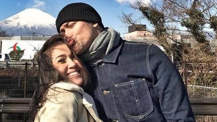 Tora Sudiro bercerita kalau sang istri, Mieke Amalia, ngambek karena dia beli motor. Kok bisa ya?