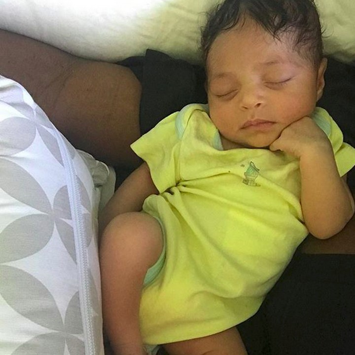 <p>Yang lagi tidur tapi masih mikirn bunda sama ayahnya. He-he-he. (Foto: Instagram/ @olympiaohanian)  </p>