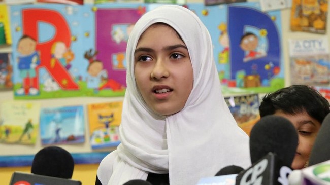Seorang pria mencoba menggunting jilbab remaja putri berusia 11 tahun ketika ia sedang berjalan menuju sekolahnya di Toronto, Kanada.