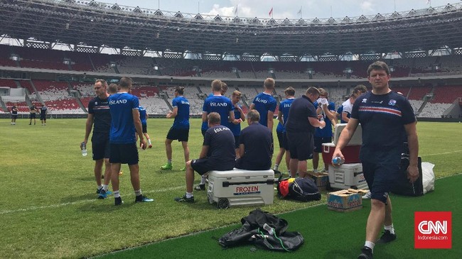 Timnas Islandia fokus pada serangan dalam sesi latihan di SUGBK, Sabtu (13/1). Dalam latihan itu, mereka dua kali melakukan water break.