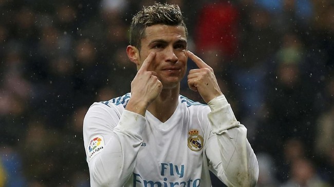 Penyerang Real Madrid, Cristiano Ronaldo mengatakan, wajahnya masih tetap tampan meski sempat mengalami luka robek di pelipis kiri.