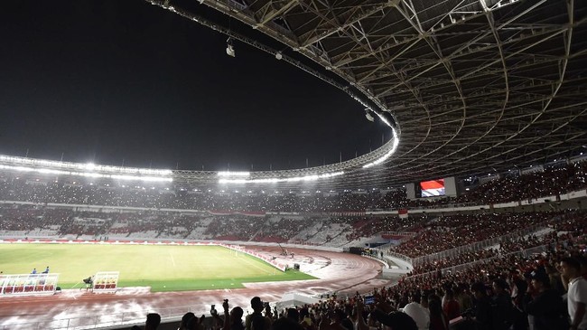 Di daerah yang menerapkan PPKM Level 2 termasuk Jabodetabek, stadion olahraga tak boleh diisi 100 persen. Hanya daerah PPKM Level 1 yang boleh diisi 100 persen.