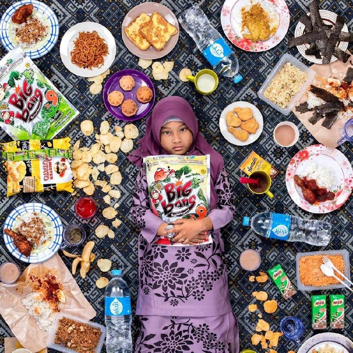 Kalau ini Nur Zarah dari Malaysia. Kreatif ya fotografernya. (Foto: Gregg Segal Via Daily Bread)