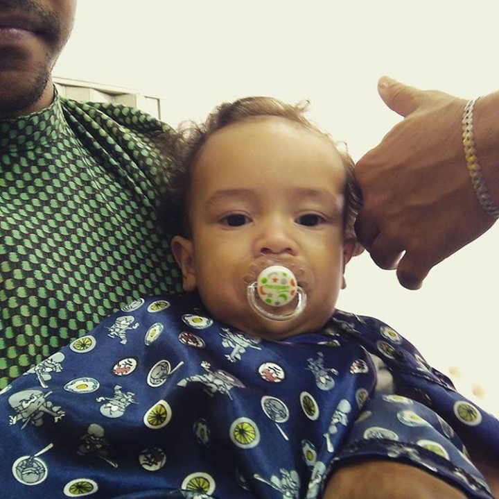 Sambil dipangku ayah plus ngempeng jadi nggak takut deh. (Foto: Instagram @eliseudecastro)