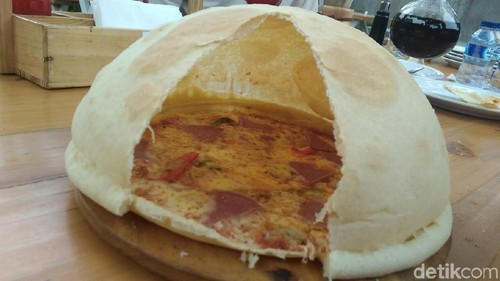 Sensasi Unik Menikmati Pizza Volcano yang Dipanggang dengan Tungku di Kota Cirebon Sensasi Unik Menikmati Pizza Volcano yang Dipanggang dengan Tungku di Kota Cirebon