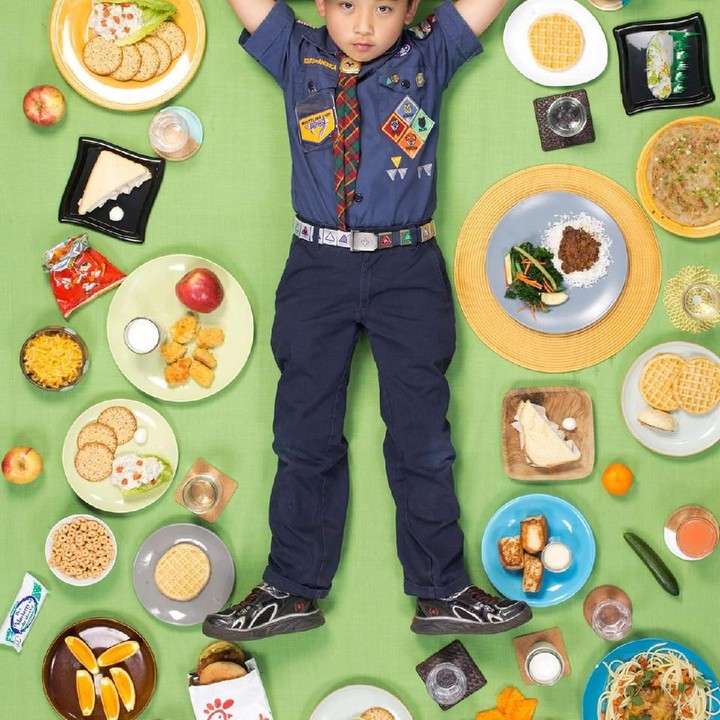 edangkan ini makanan yang dimakan bocah bernama Bradley. Coba tebak kira-kira dari mana ya Bradley berasal kalau dilihat dari makanannya? (Foto: Gregg Segal Via Daily Bread)