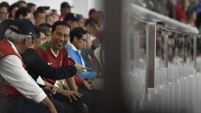 Presiden Joko Widodo menanggapi santai kekalahan 1-4 Timnas Indonesia dari Islandia dalam laga uji tanding di Stadion Utama Gelora Bung Karno, Minggu (14/1).