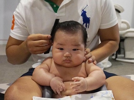 Berbagai Ekspresi si Kecil Saat Potong Rambut