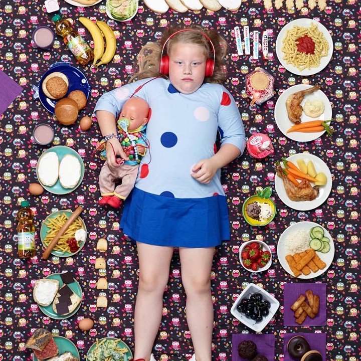 Ini Greta Moeller, bocah berusia 7 tahun dari Hamburg, Germany, bersama makanan yang dimakannya selama seminggu. (Foto: Gregg Segal Via Time Magazine)