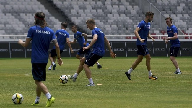 Albert Gudmundsson, yang tiga kali membobol gawang Timnas Indonesia, tidak dapat memastikan dirinya masuk ke dalam skuat Piala Dunia 2018.