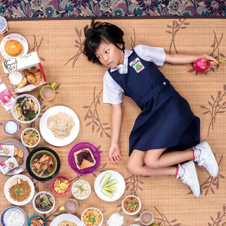 Beryl Oh Jynn dari Kuala Lumpur, Malaysia juga berpose bersama makanan yang dimakannya selama seminggu. (Foto: Gregg Segal Via Time Magazine)