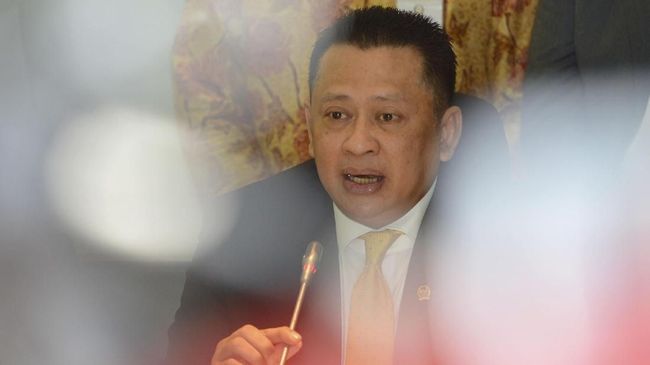 Ketua DPR Tegaskan Sikap Tolak Legalitas LGBT di Indonesia DPR telah membentuk panitia kerja di bawah Komisi III untuk membahas regulasi soal LGBT di Indonesia melalui revisi Rancangan Kitab Undang-undang Hukum Pidana.